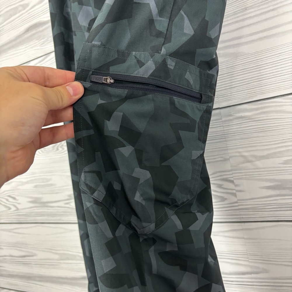 FIGS Camo Bonsai Zamora Joggers Scrub Pants Size Small - Picture 8 of 11
